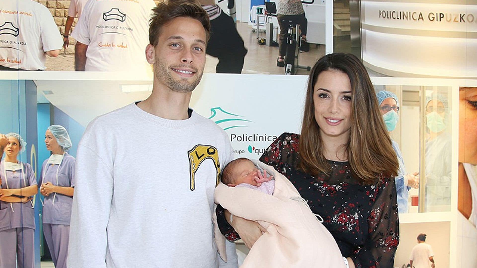 El fubolista Sergio Canales presenta a su primera hija, India