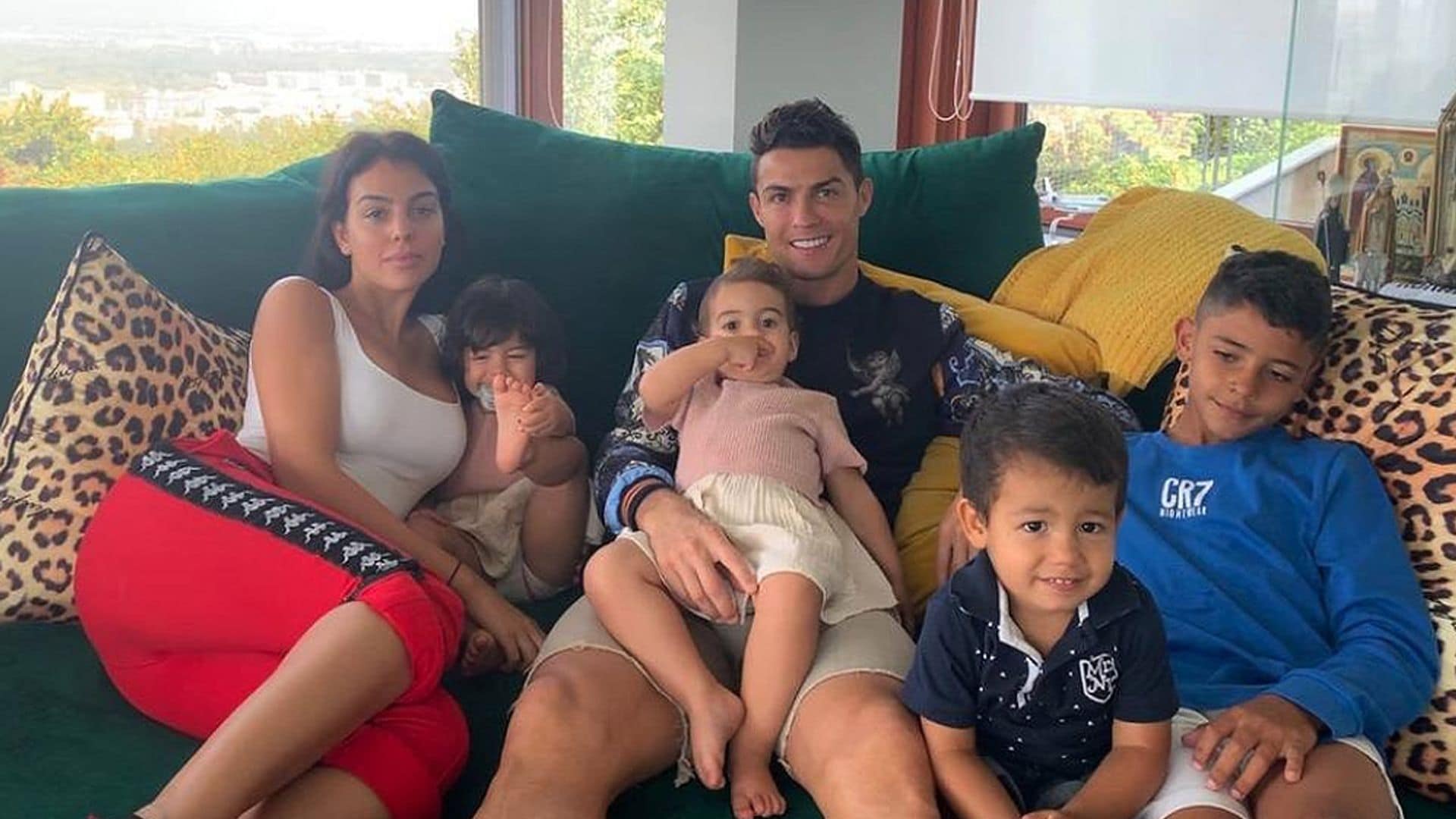 Jamón, queso... y una vajilla poco convencional: así se cena en casa de Cristiano y Georgina