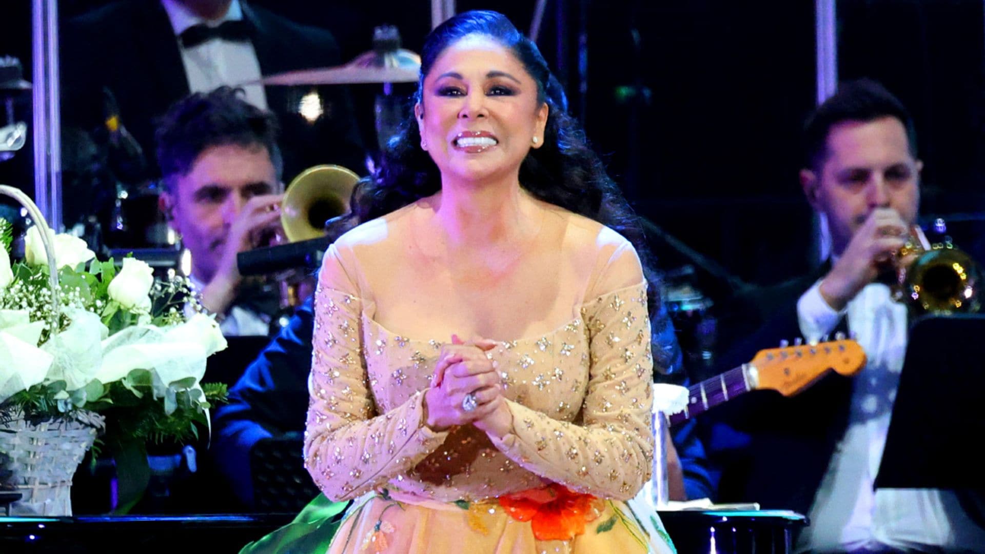 Isabel Pantoja, pletórica y emocionada, despide el año a lo grande en su concierto de Barcelona