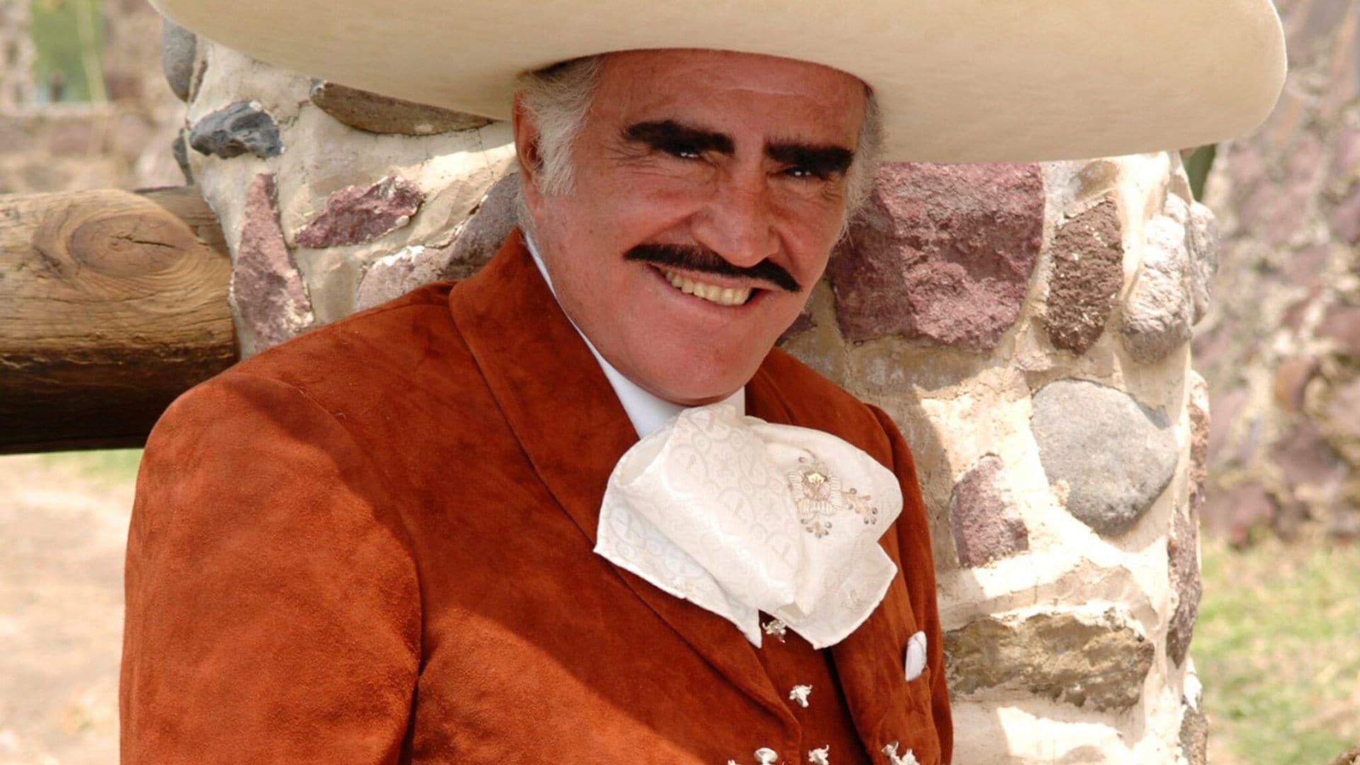 Vicente Fernández, operado de emergencia tras sufrir accidente