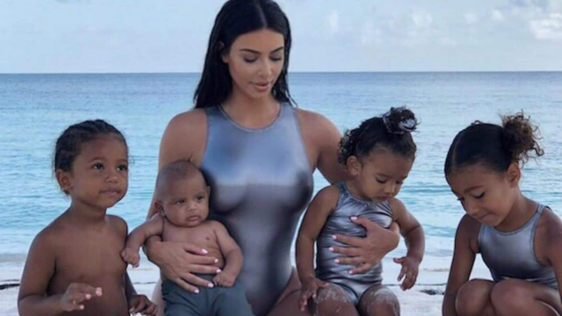 Con sus 4 hijos y en bañador, la última foto más comentada de Kim Kardashian