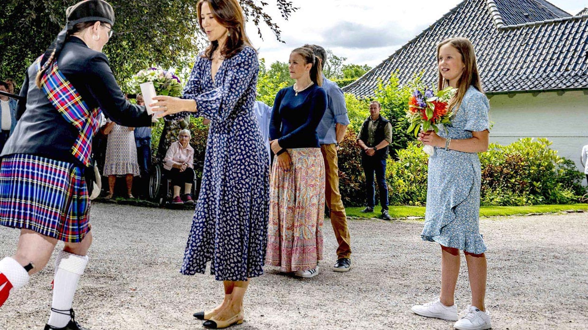 Josephine de Dinamarca y el fenómeno de las zapatillas blancas entre las jóvenes 'royals'
