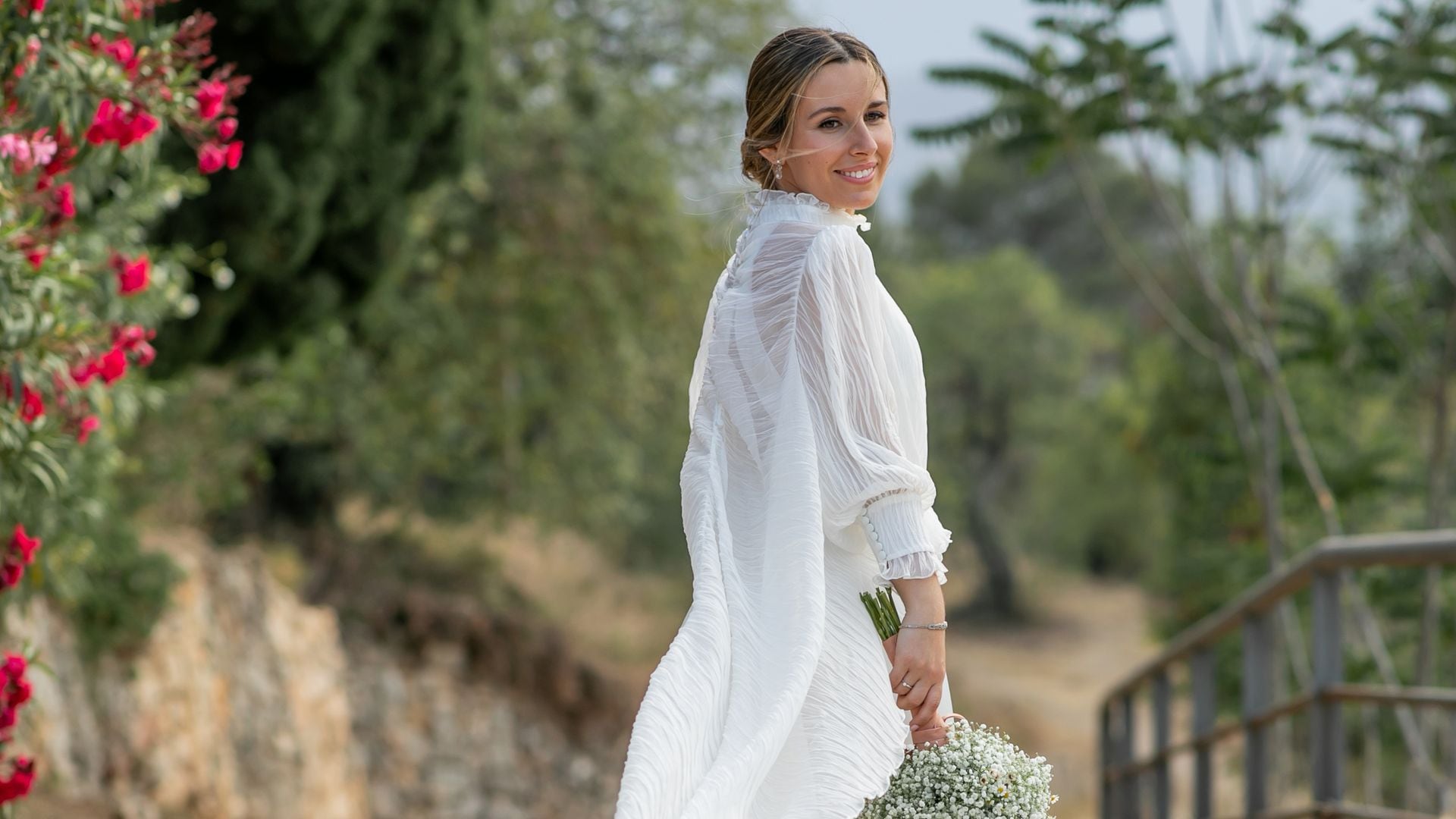 La elección de Lidón para su boda en Xátiva: un vestido de novia con escote 'halter' y capa