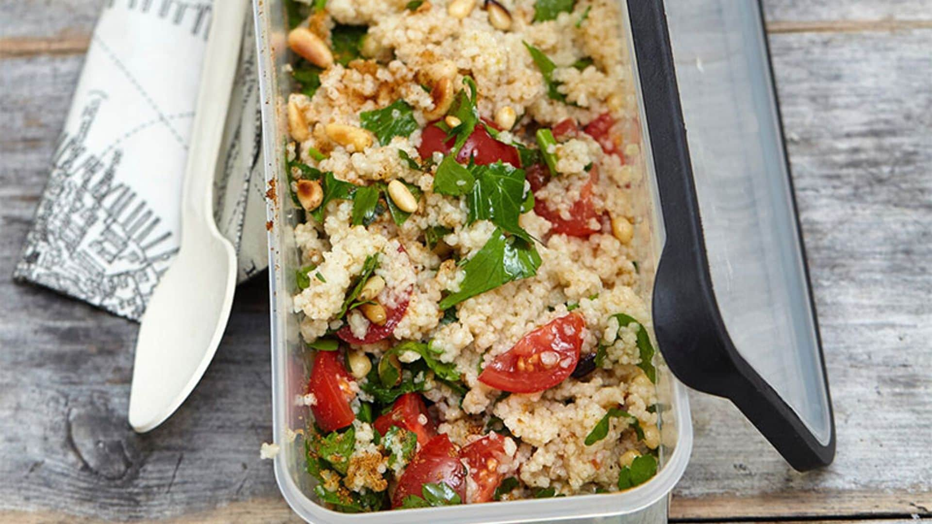 Ensalada de cuscús con pollo, tomate y piñones