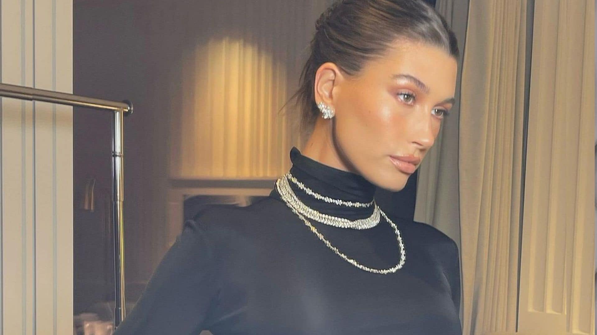 Hailey Bieber y su cambio de look en tan solo unas horas: de la melena suelta al recogido