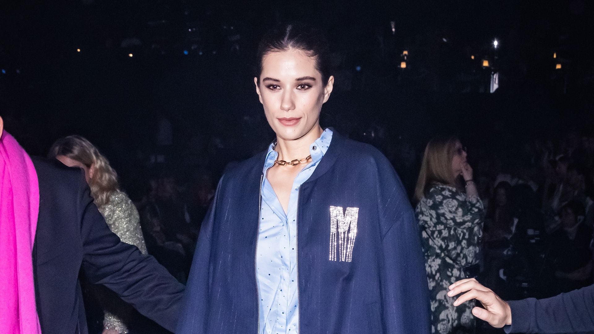 Ella Travolta impacta en MBFWM con su look de ‘bomber’ y pantalón de raya diplomática