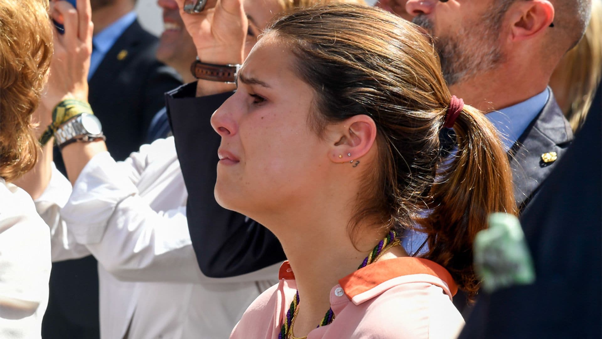 Las lágrimas de Cayetana Rivera junto a su padre en el acto más emotivo de la Semana Santa