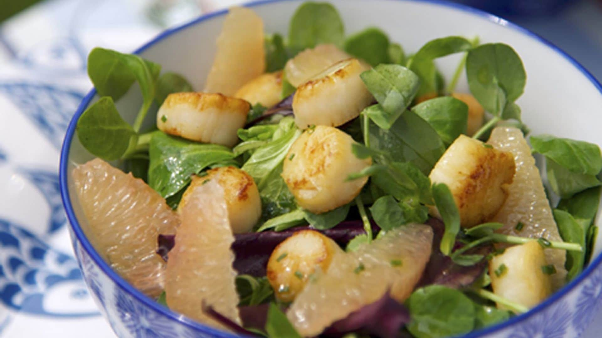 Ensalada de vieiras, canónigos y pomelo