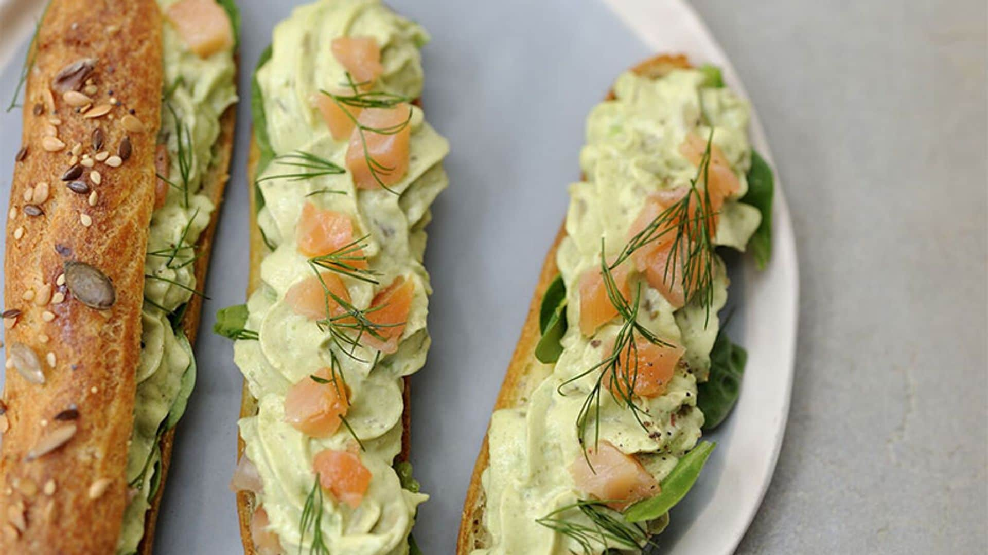 'Éclairs' de mousse de aguacate con salmón