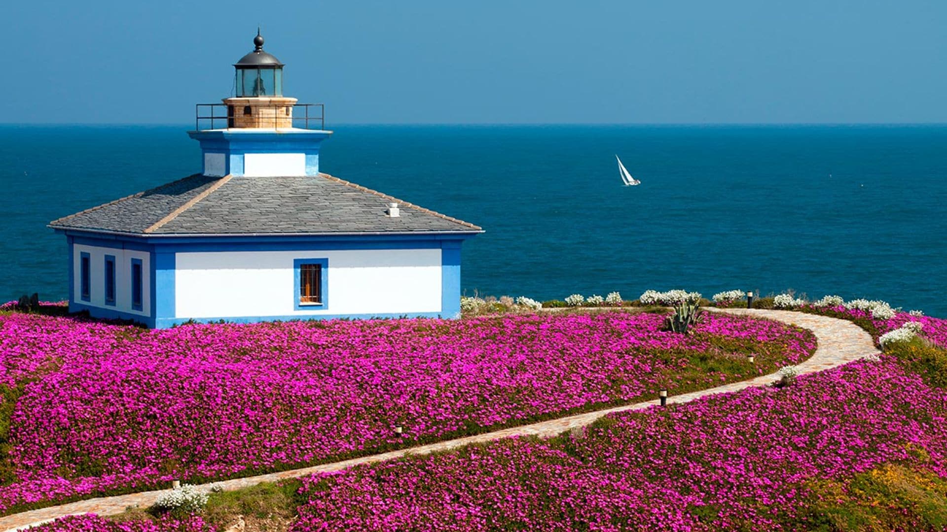 Planes alrededor de los faros más bonitos de España