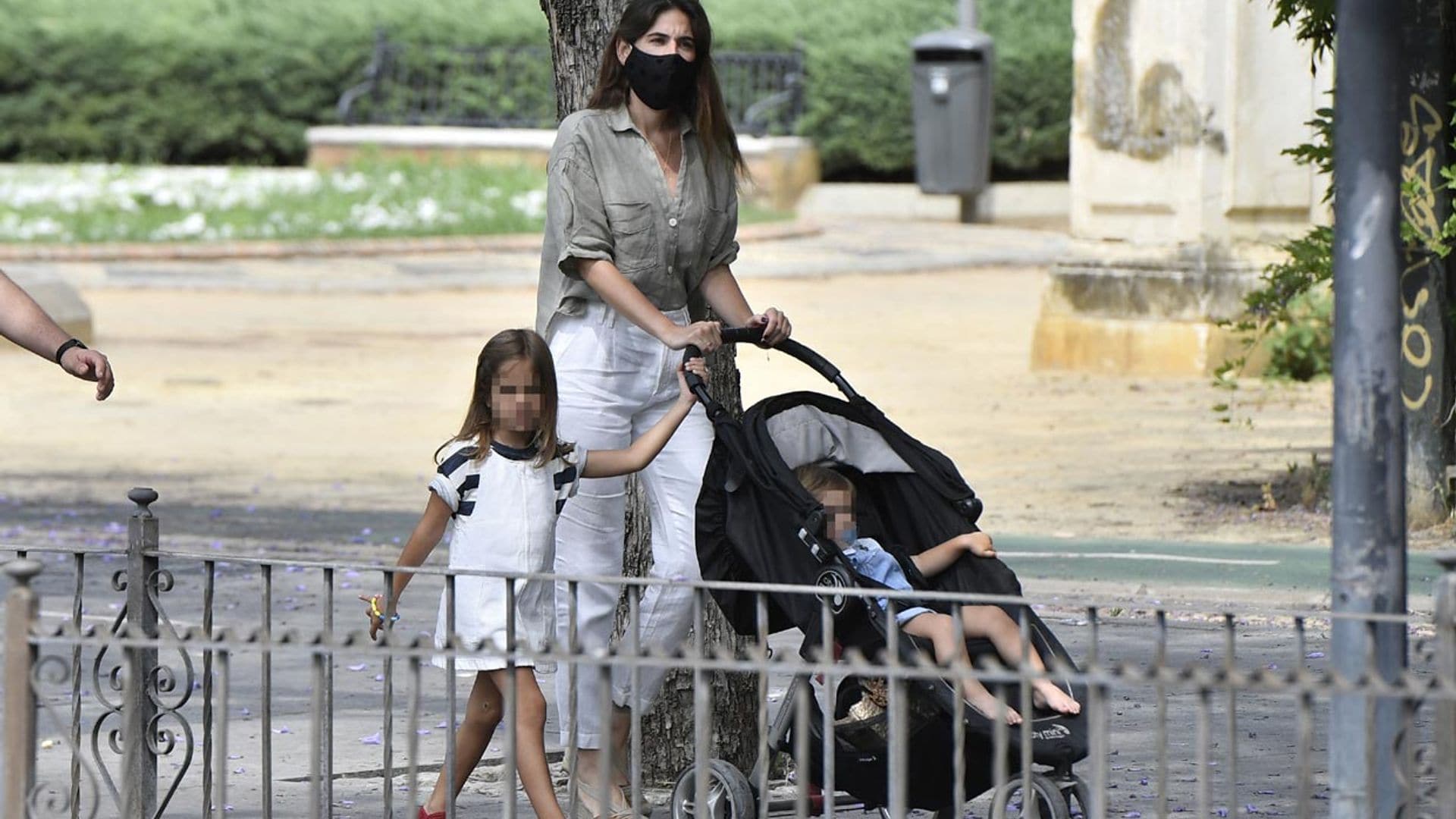 Lourdes Montes se relaja paseando con sus hijos, tras volver al trabajo