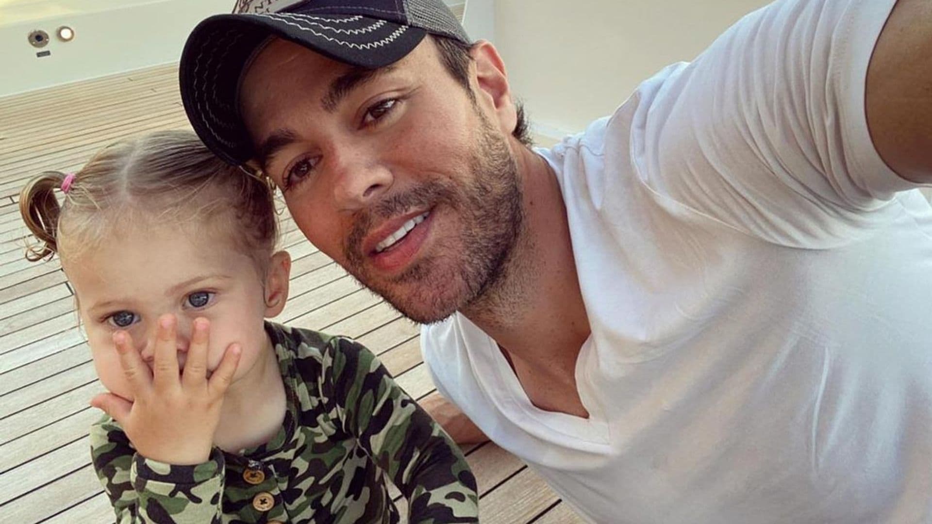 Enrique Iglesias comparte lo mayor que está su pequeña Mary, que ya tiene un año y medio