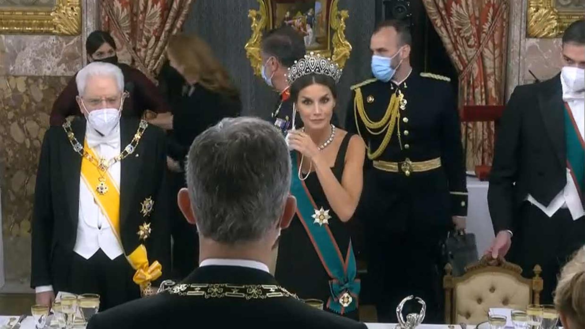 El llamativo gesto de la reina Letizia al no saber dónde dejar la mascarilla en una cena de gala