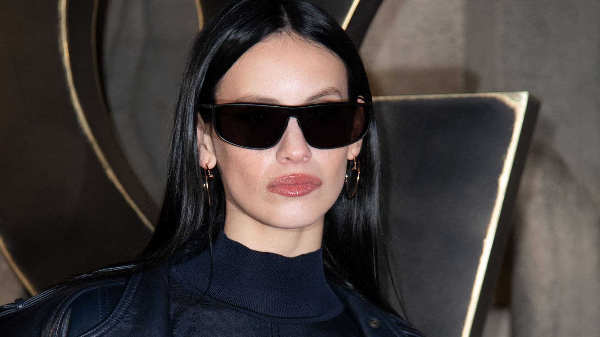 Milena Smit reina en Paris Fashion Week con su look de inspiración 'Matrix'