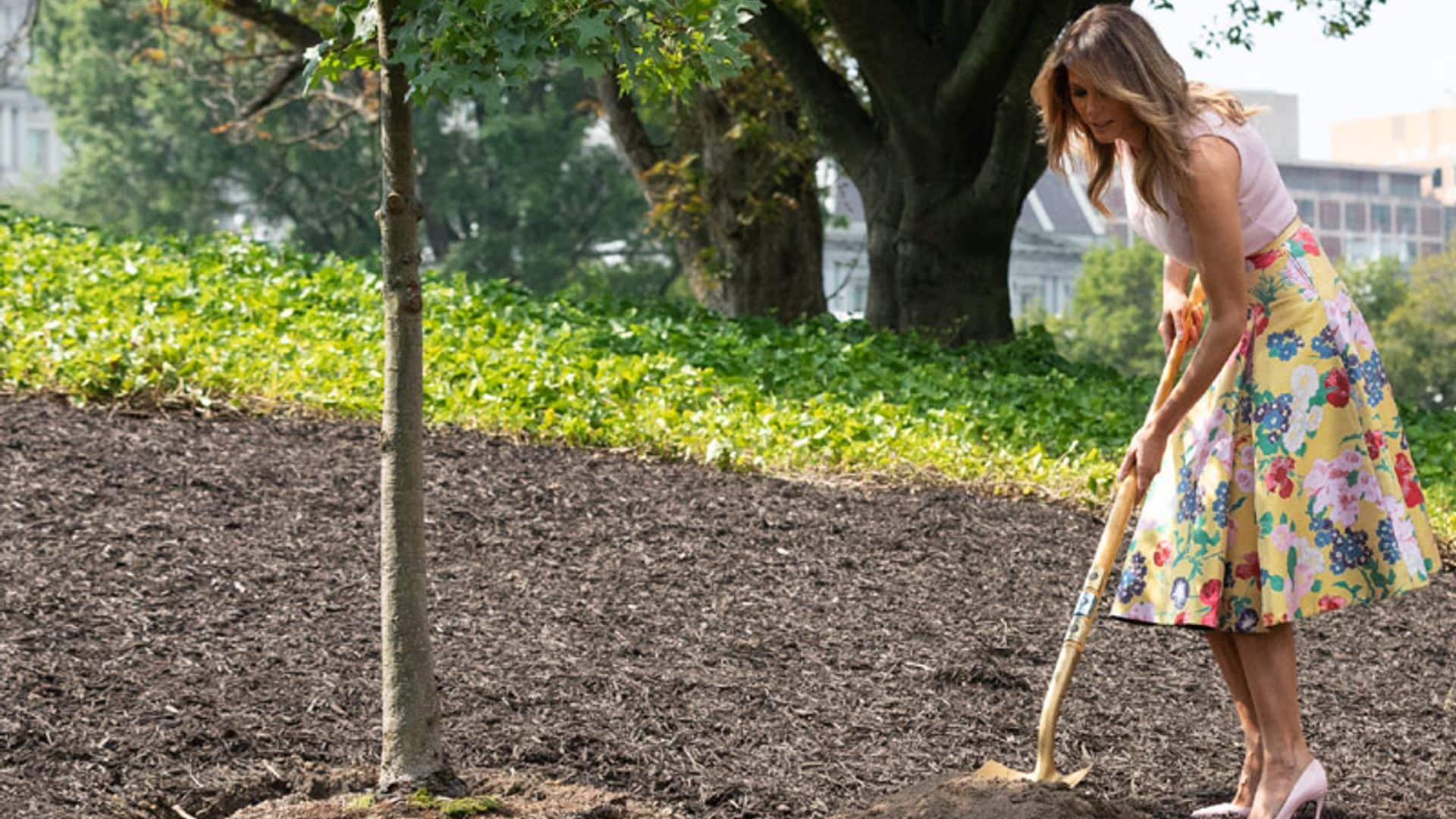 Melania Trump, no sin mis tacones... ¡hasta para hacer jardinería!