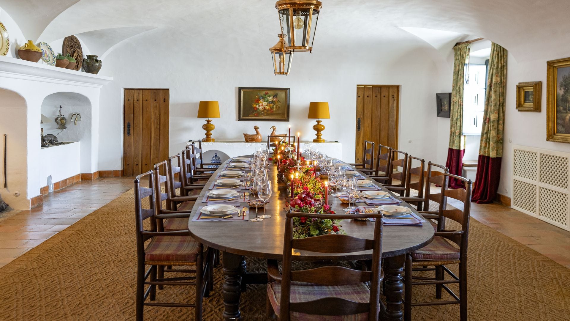 Vista panorámica del comedor, que se encuentra presidido por una mesa de estilo brutalista.