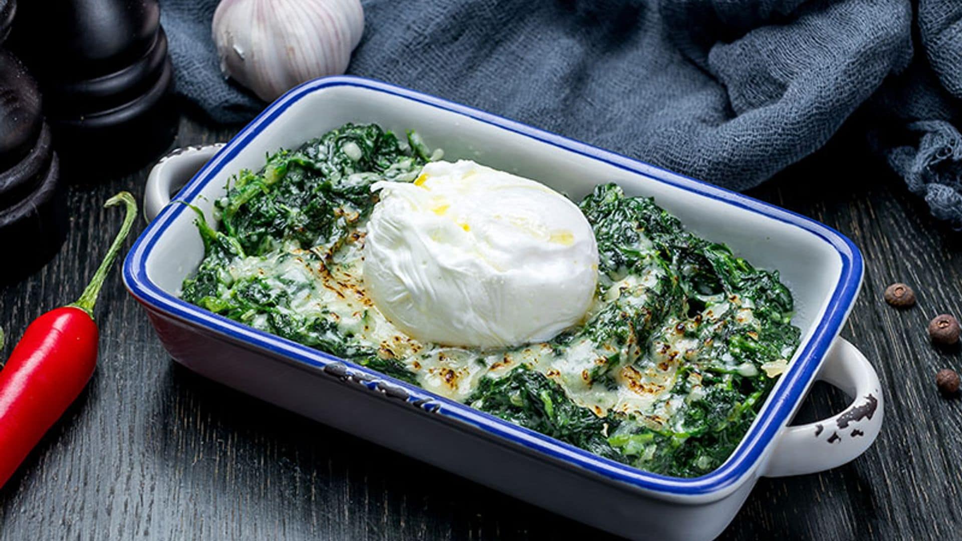 Espinacas a la crema y huevo poché