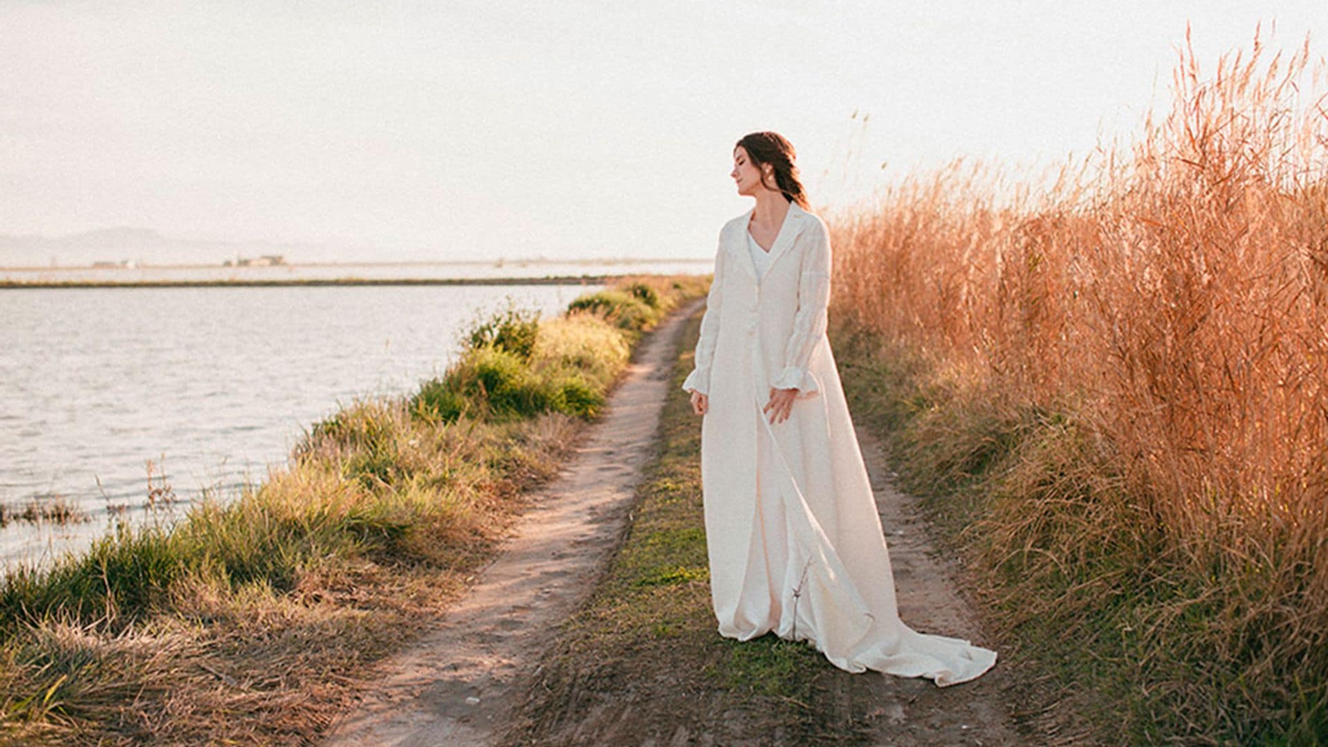 Cuento de invierno: vestidos de novia sencillos y atemporales para deslumbrar en esta estación