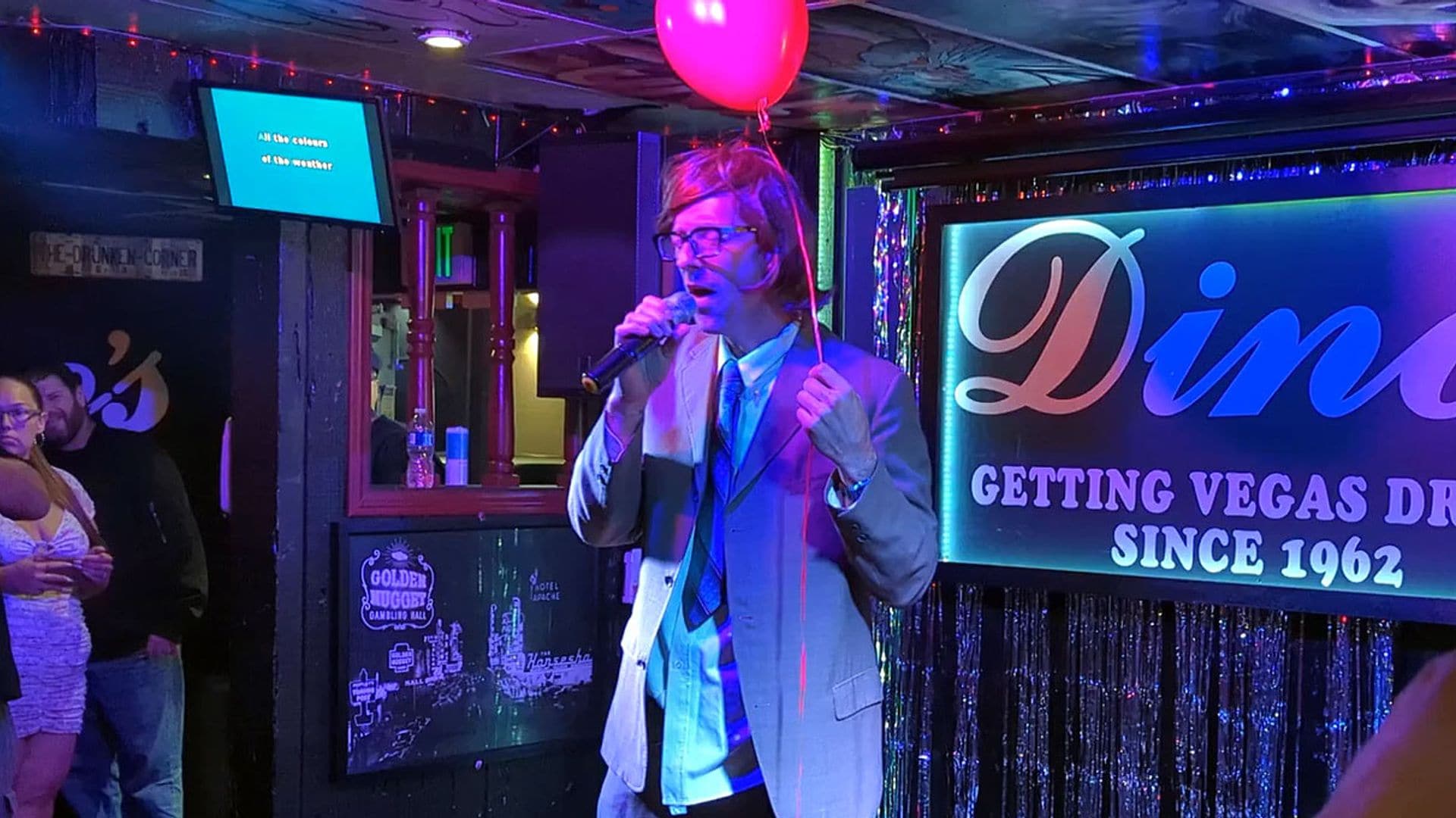 El vídeo viral de Chris Martin cantando disfrazado en un karaoke, ¡irreconocible!