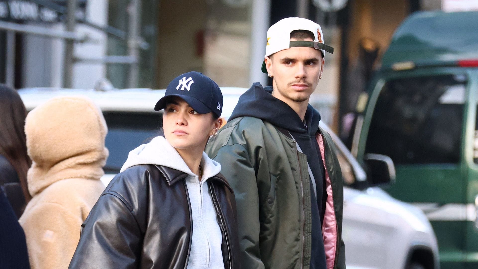 Romeo Beckham y su novia Kim Turnbull: looks coordinados y complicidad en Nueva York