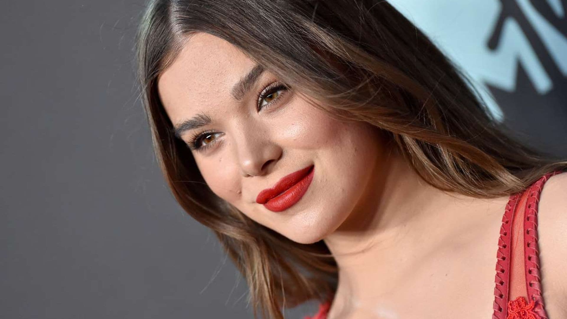 Si te gustó el vestuario de 'Los Bridgerton', tienes que ver este look con mensaje de Hailee Steinfeld