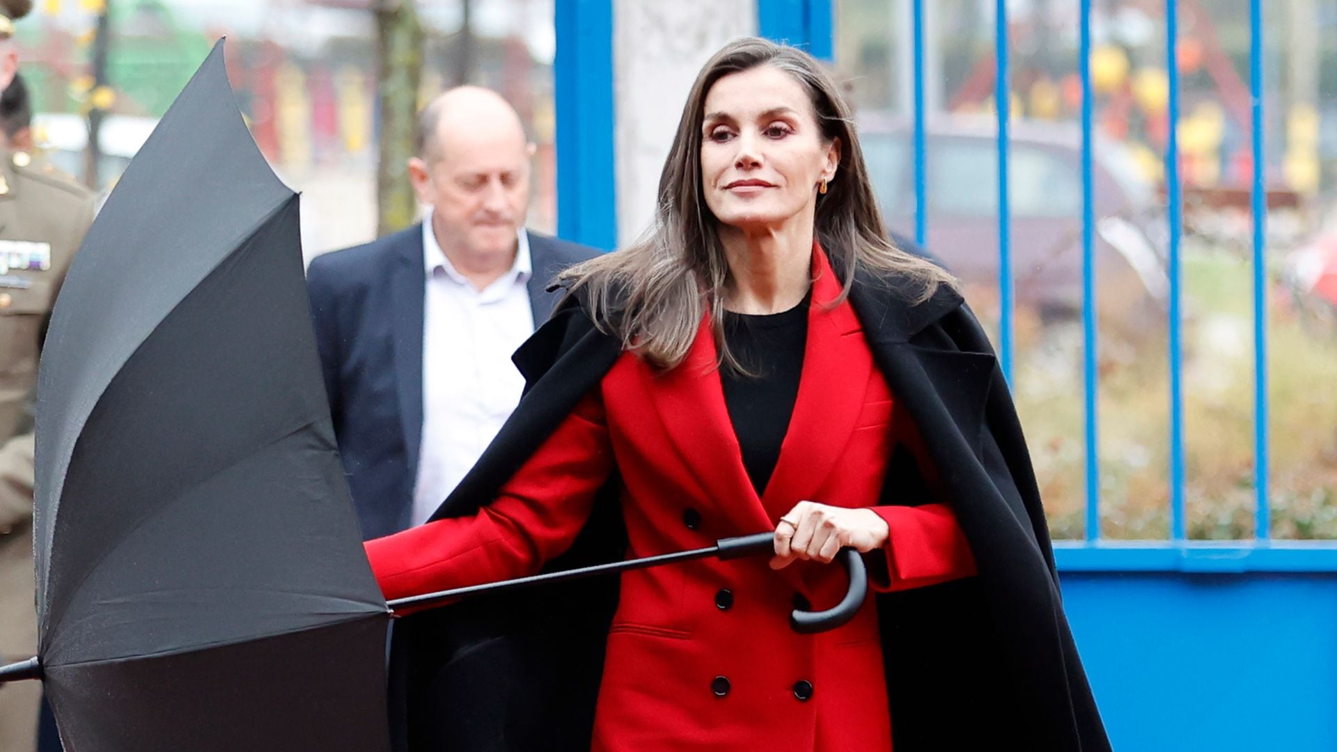 La reina Letizia planta cara a la lluvia de Madrid con un look cómodo y estratégico