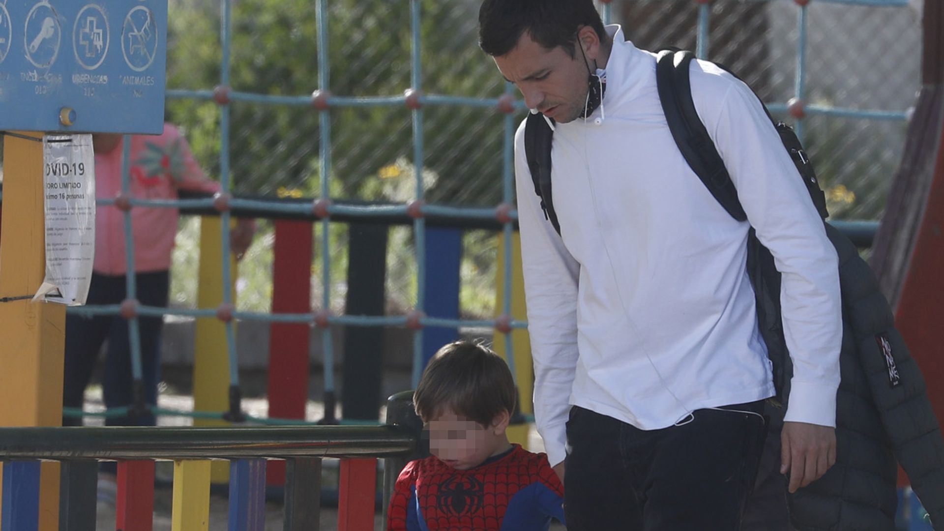 Benji Aparicio, tarde de parque junto a su hijo tras saberse que será padre de nuevo con Laura Matamoros