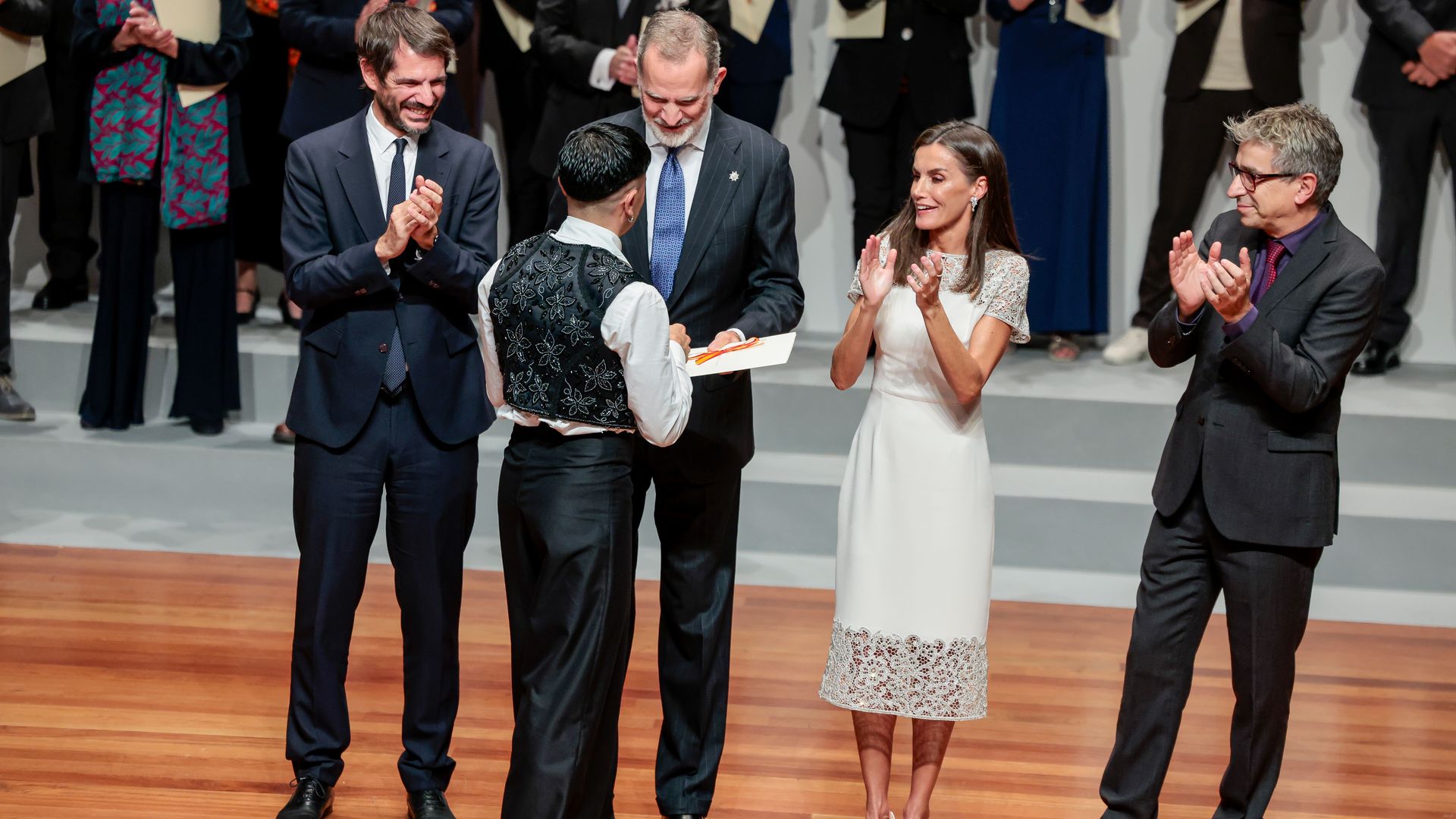 El encuentro de la Reina con su paisano Rodrigo Cuevas en los Premios Nacionales de la Cultura