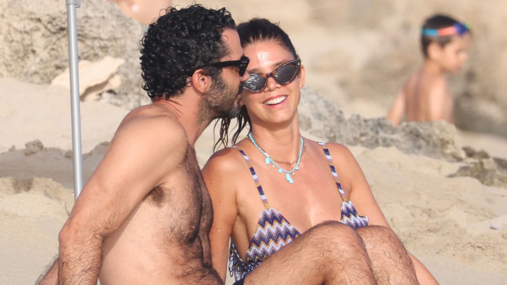 Juana Acosta presume de tipazo y de amor con su chico en las playas de Ibiza