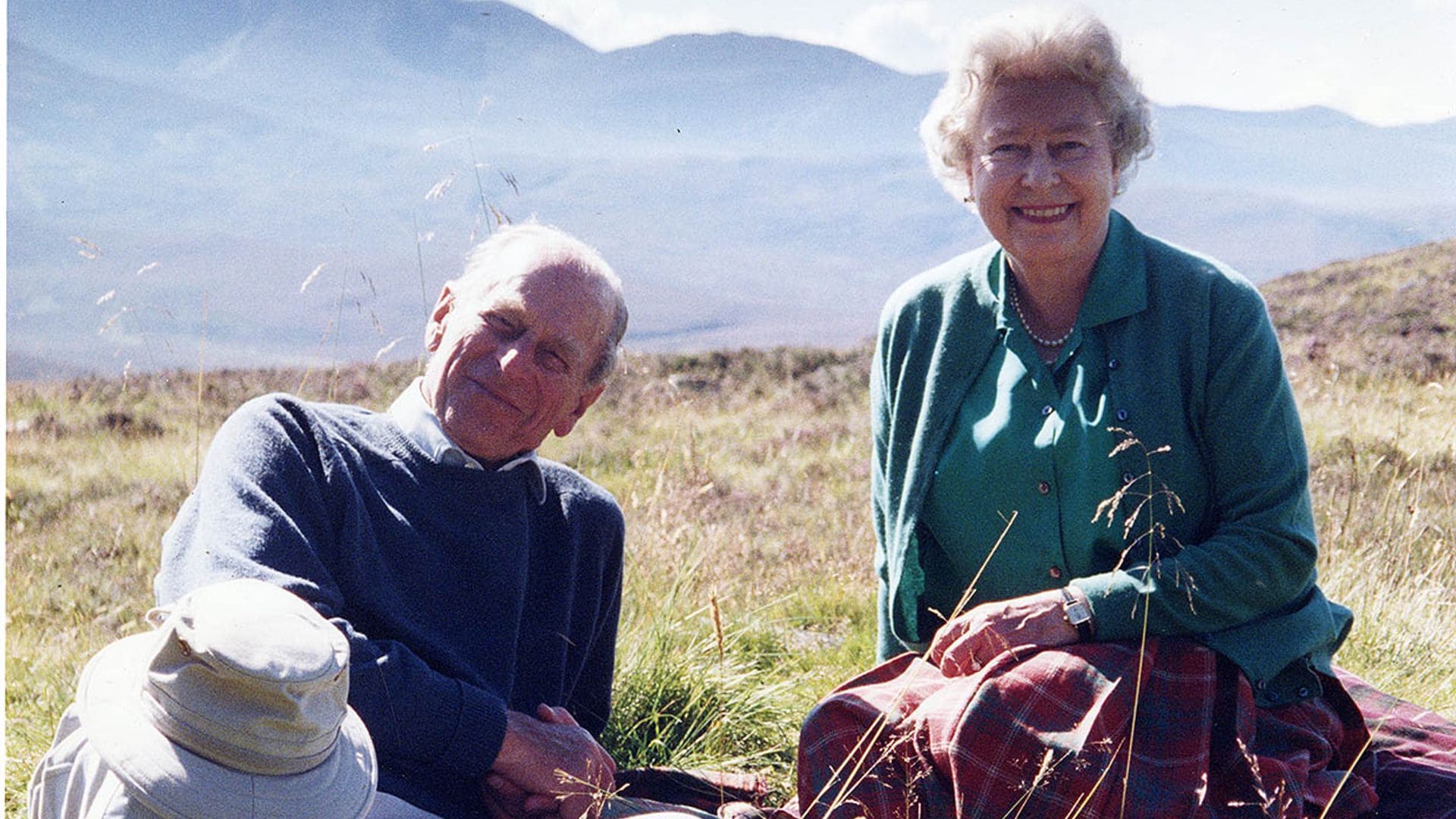 Isabel II comparte una romántica fotografía inédita con el duque de Edimburgo horas antes del funeral