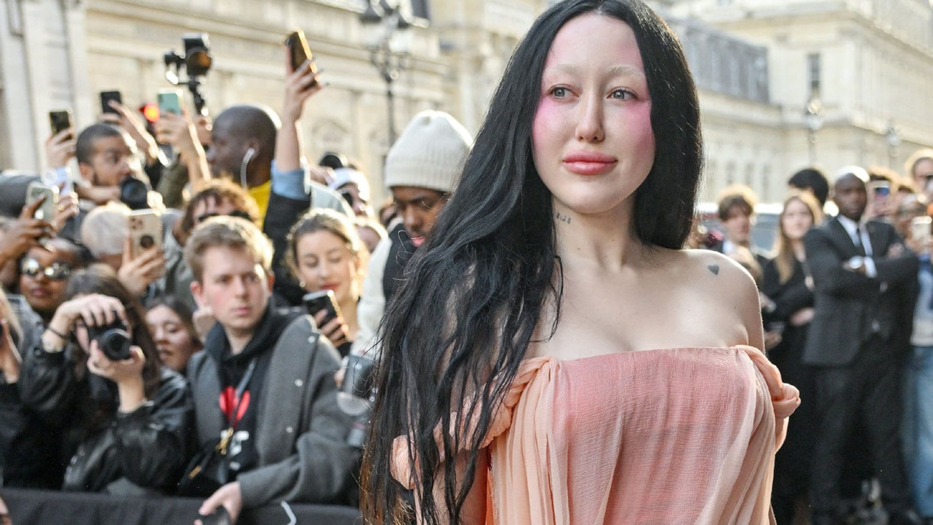 Noah, hermana de Miley Cyrus, impacta en París con sus looks más atrevidos (y polémicos)