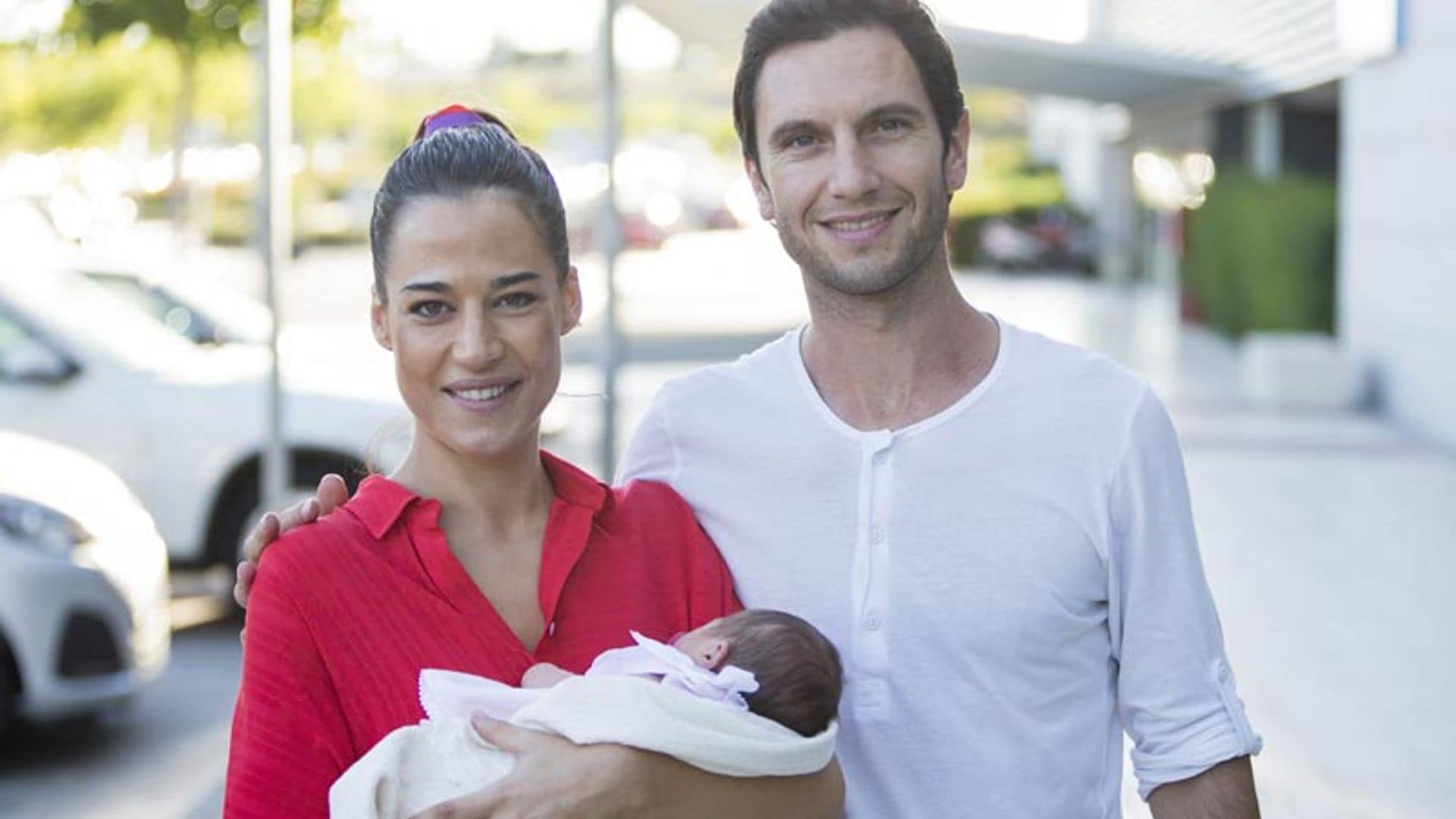 Ana Bono y su novio Gabriel Funes presentan a su hija Ana