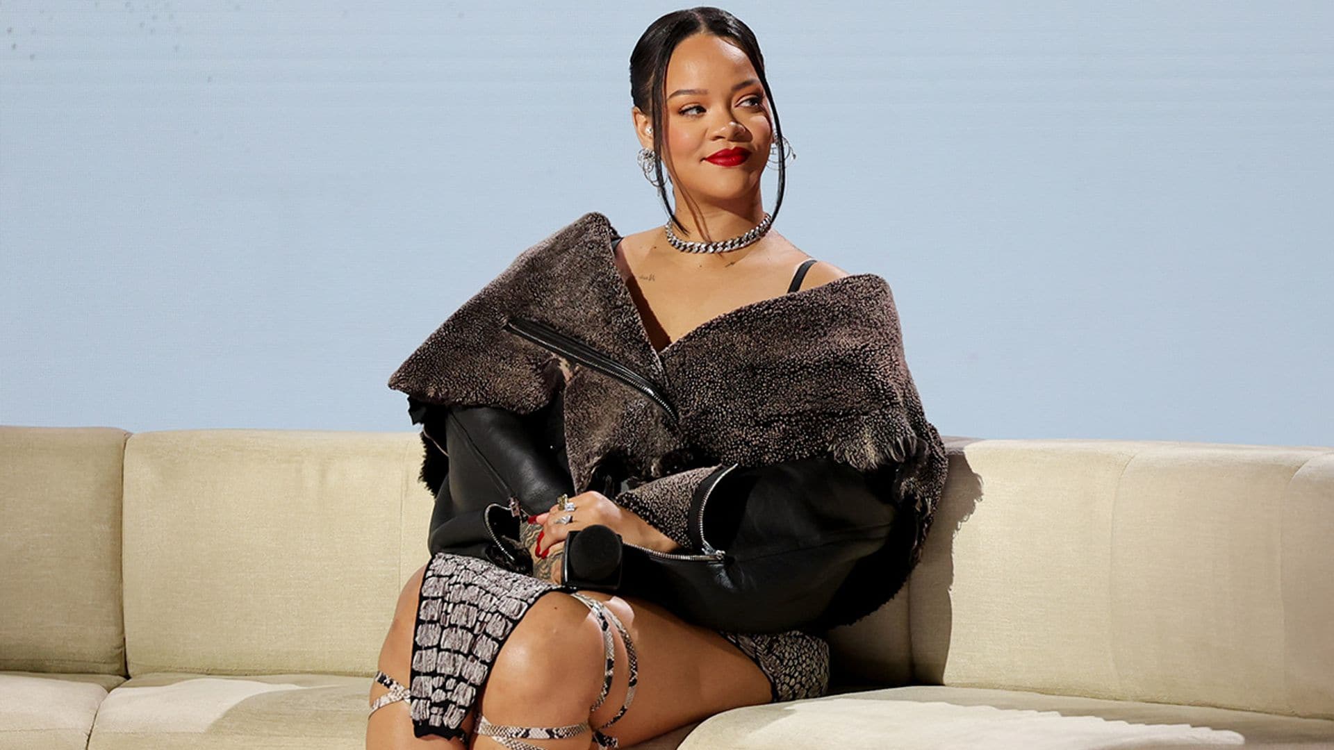 Rihanna reaparece a unos días de la Super Bowl con su look más rompedor