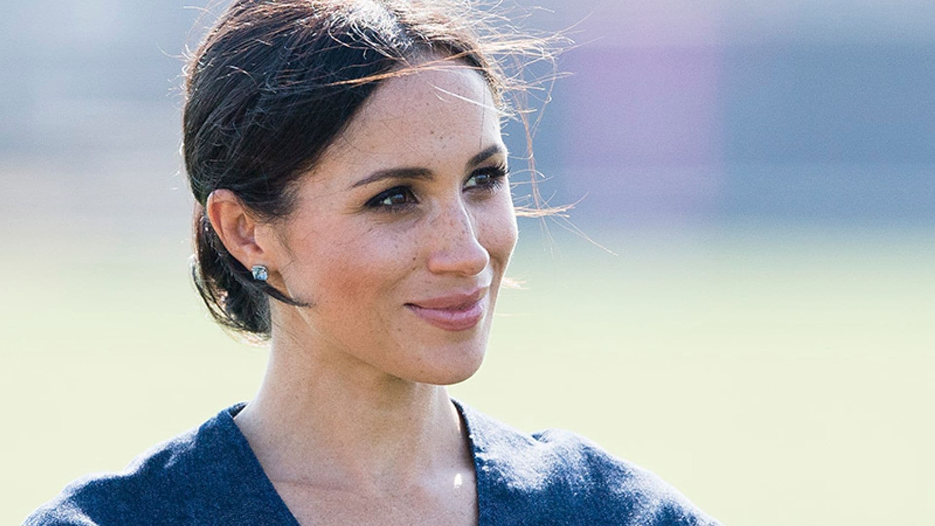 Meghan Markle ilumina su piel con un producto que todas llevamos en el bolso