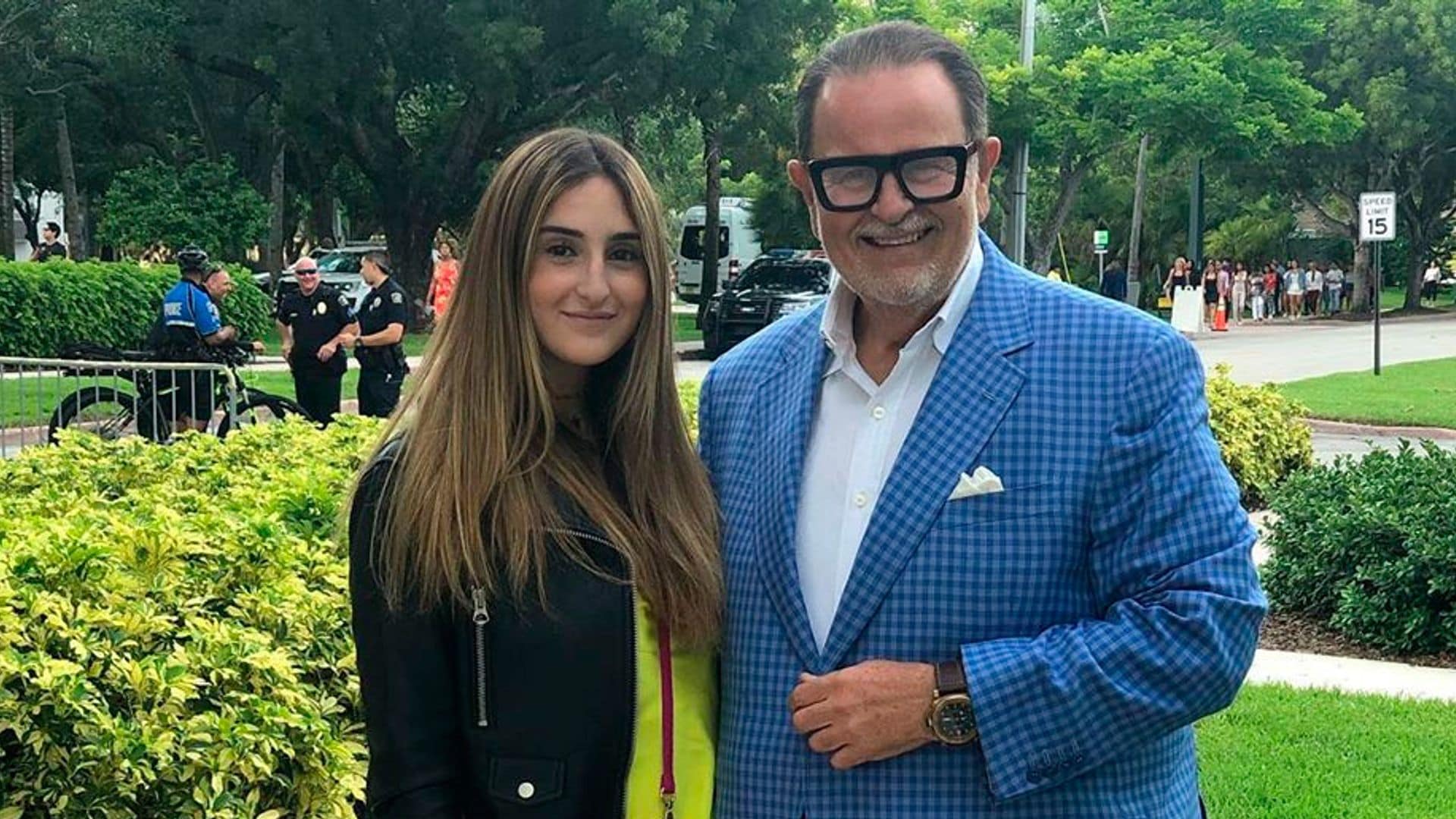 Raúl de Molina y su esposa ayudan a su hija Mia en su regreso a clases en la universidad