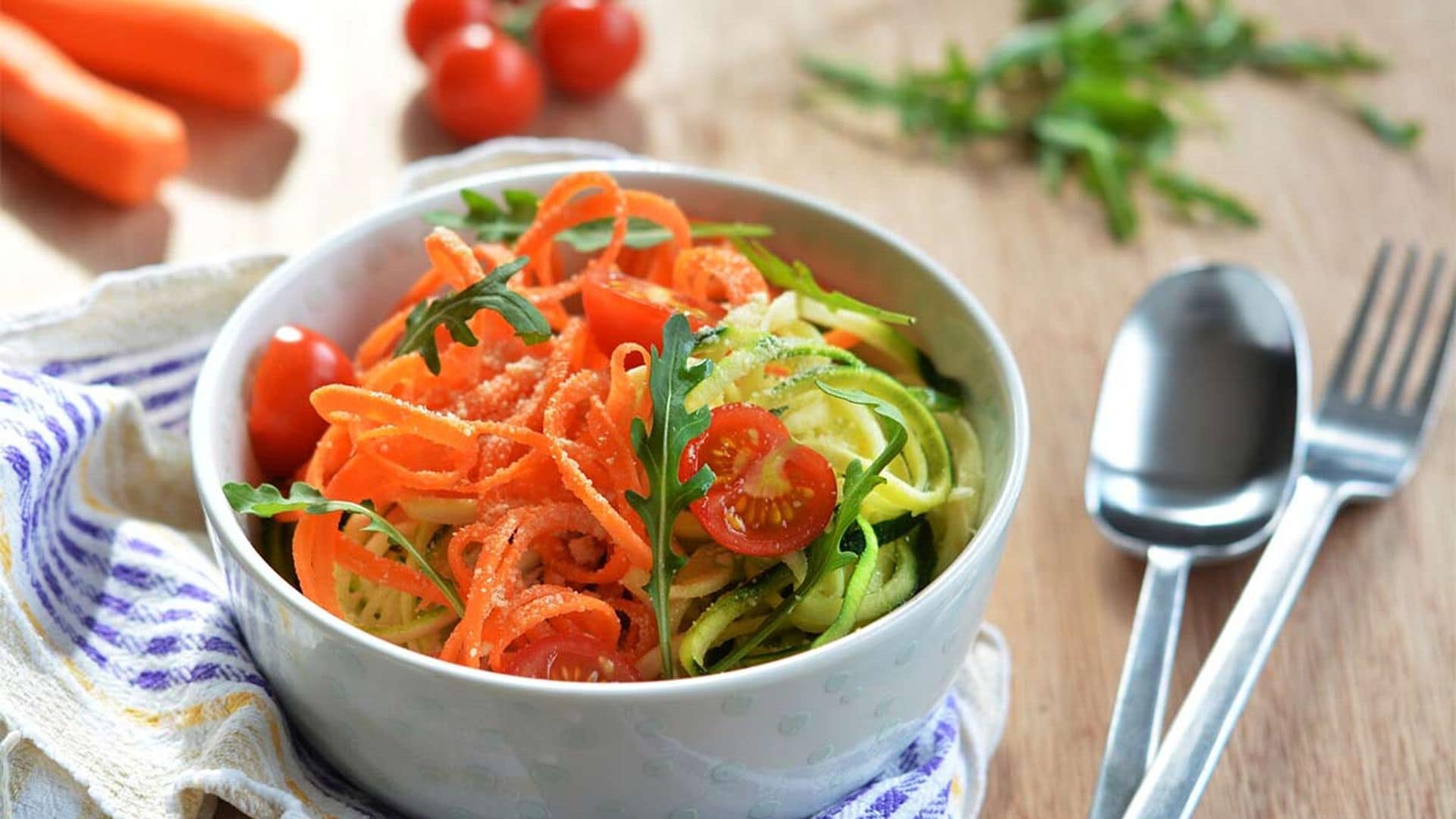 Ensalada de 'zoodles' de zanahoria y calabacín