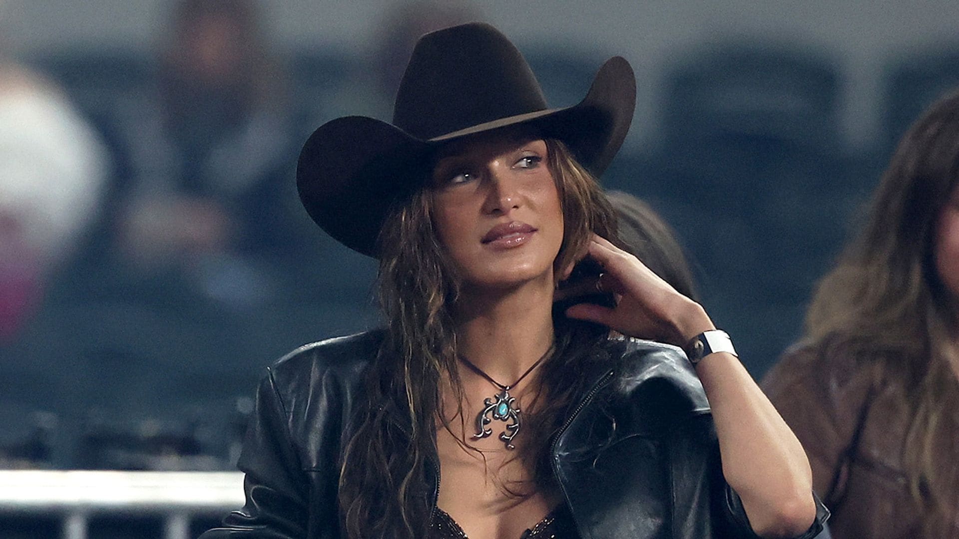 Nuevo amor, ¿nuevo estilo? Bella Hadid se despide de su era 'weird girl' con el look ranchero más viral