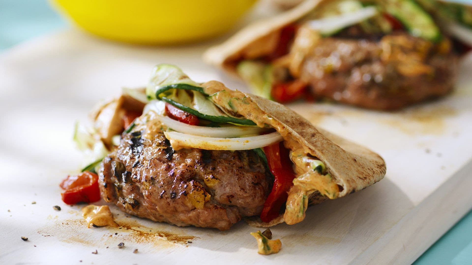 Pita de albóndigas con verduras