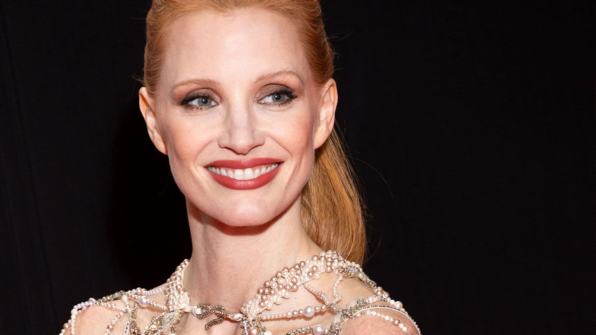 Jessica Chastain inspira con mono y capa joya tus looks de fiesta desde el Festival de Marrakech