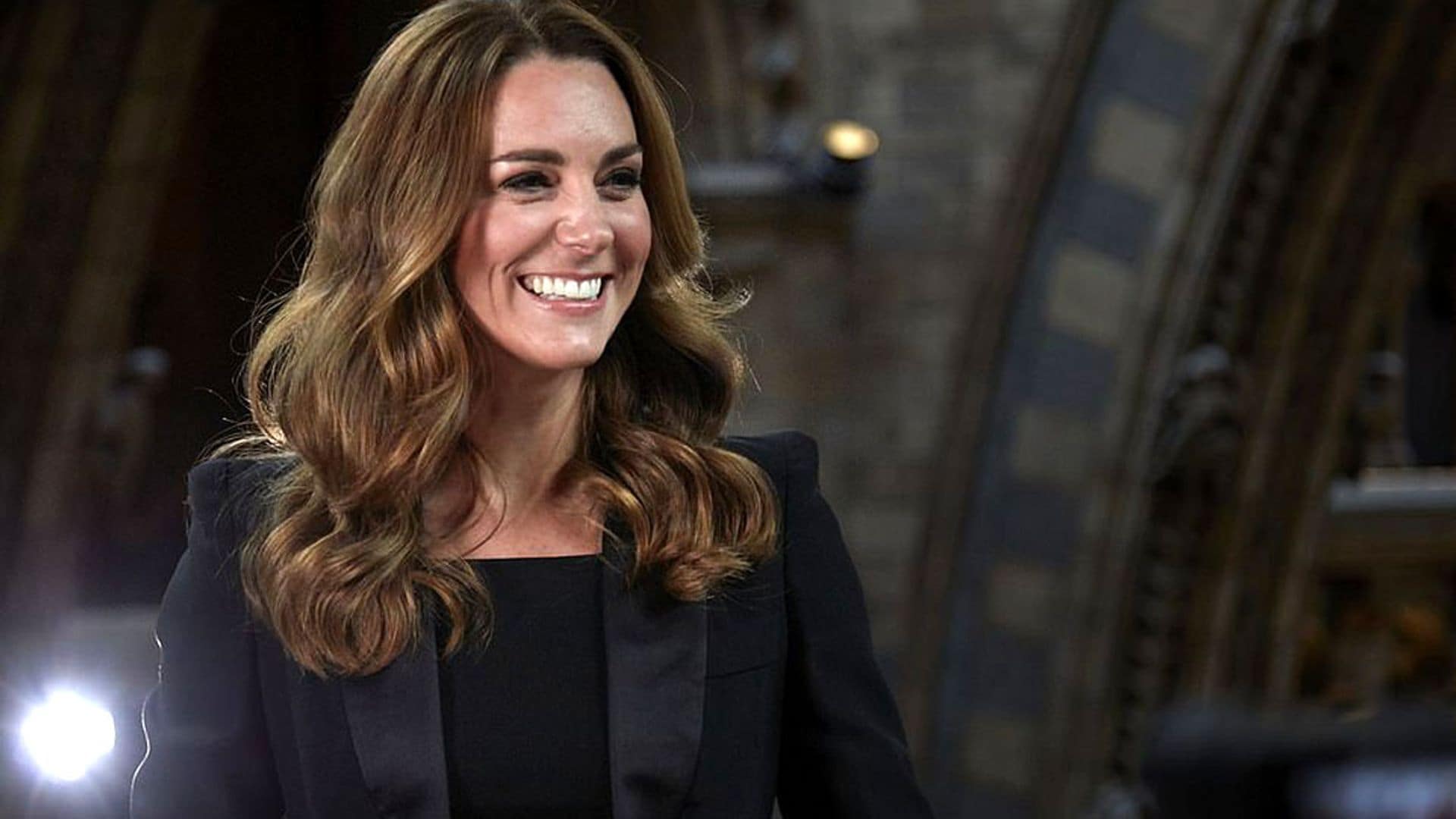 El look de gala de Kate Middleton con esmoquin y pendientes de perlas por once euros