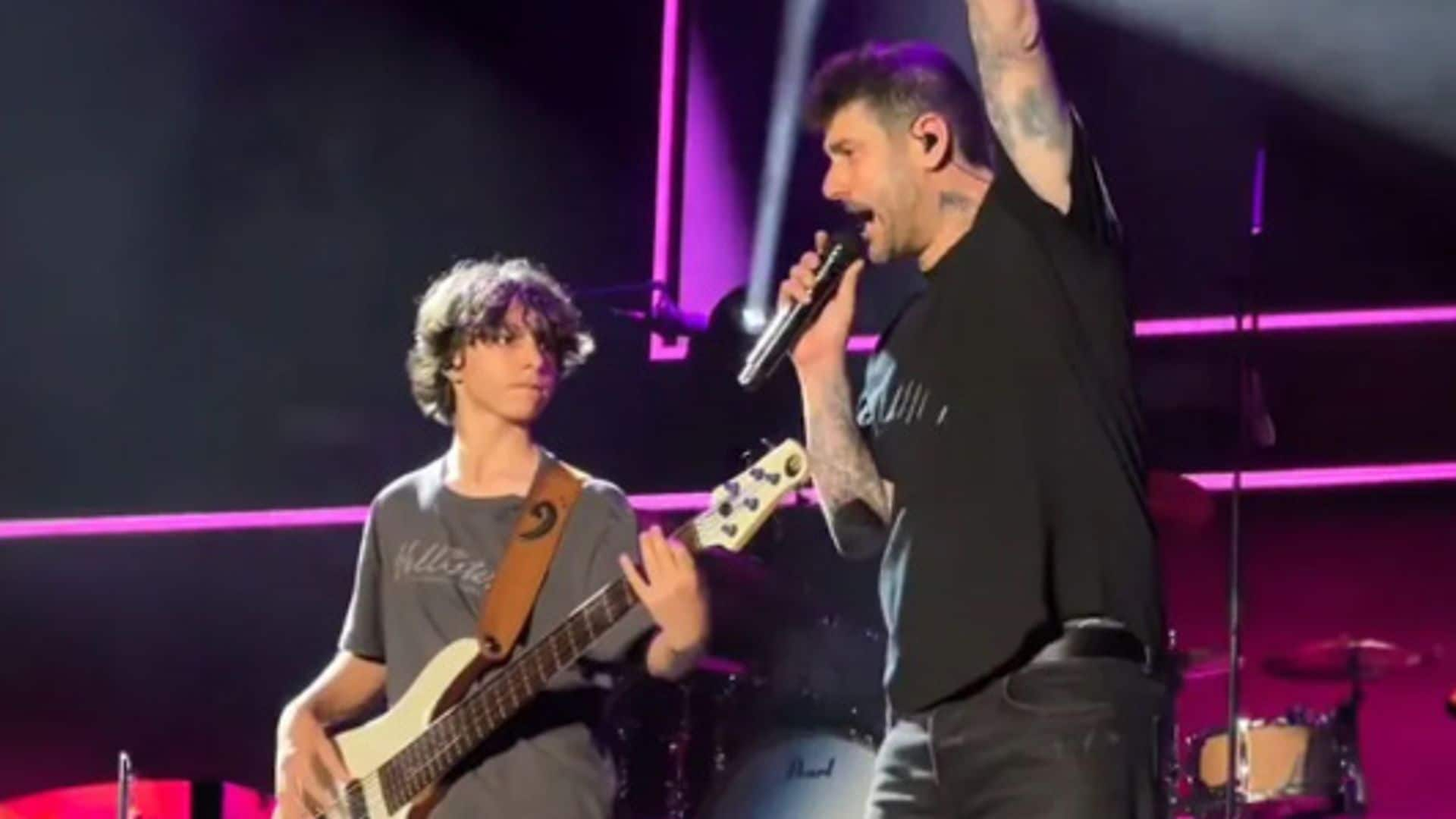 Melendi, un padre orgulloso de su hijo de 12 años quien le acompaña en la gira tocando el bajo