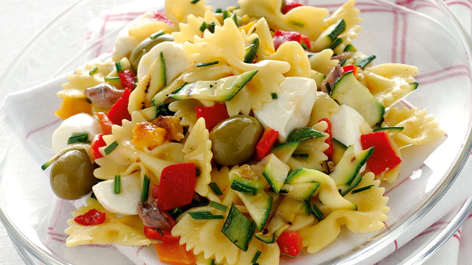 Ensalada de pasta templada con verduras y mozzarella
