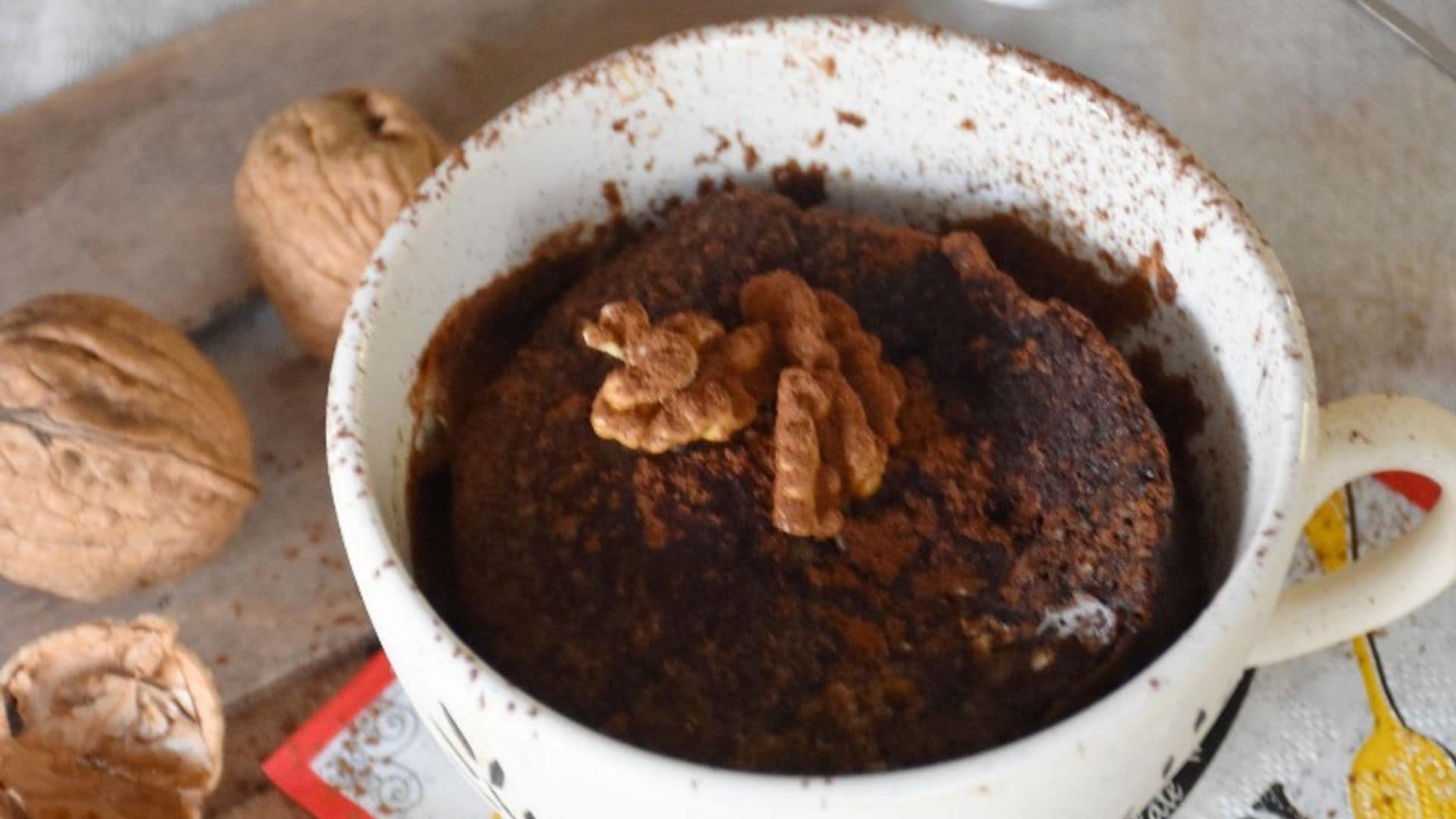 'Mug cake' de moca, cacao y nueces