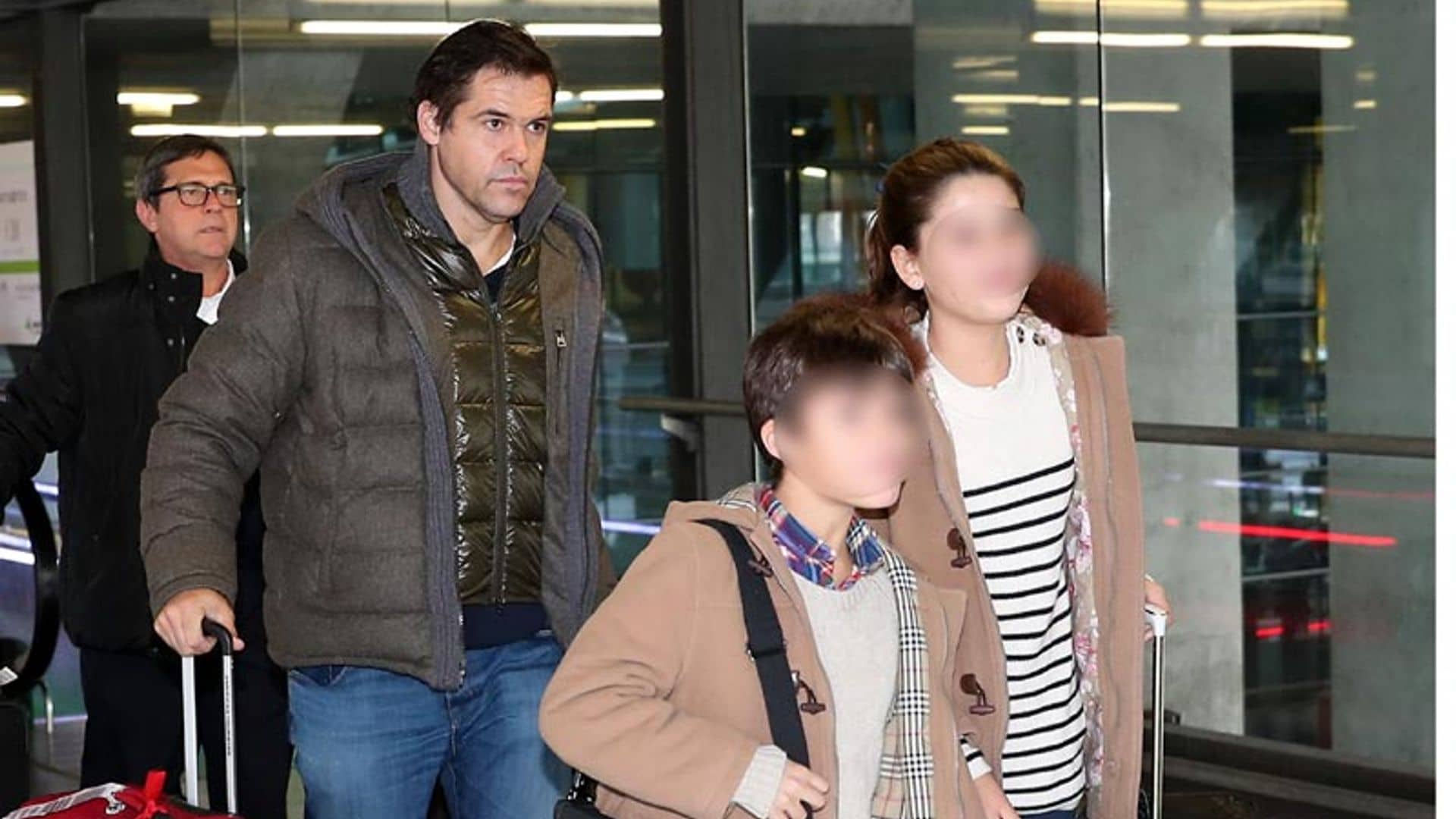 Luis Alfonso de Borbón regresa a España con sus hijos tras ser padre por cuarta vez