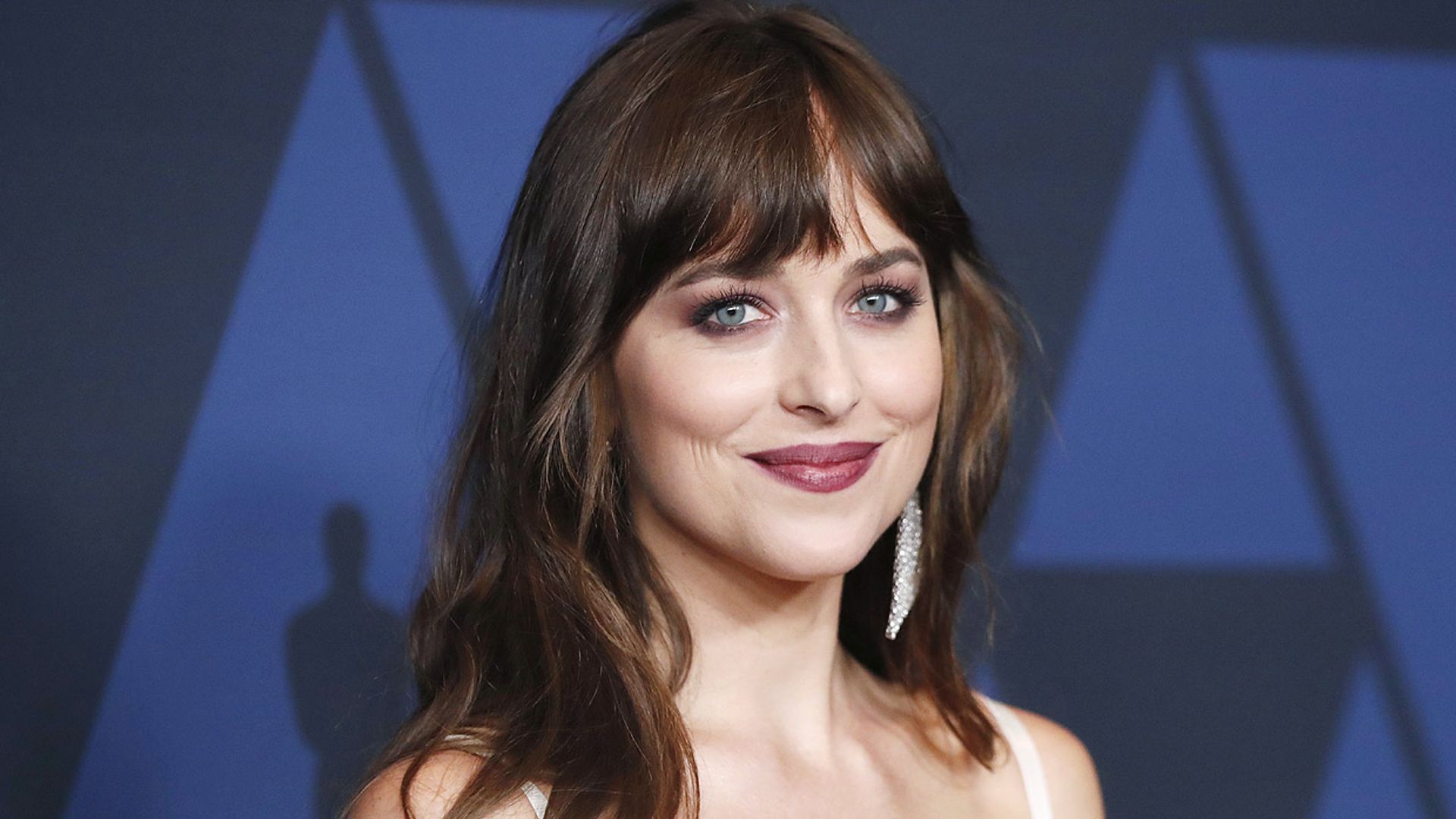 Sabemos la razón por la que Dakota Johnson está más guapa que nunca: sus nuevas mechas 'lowlights' 