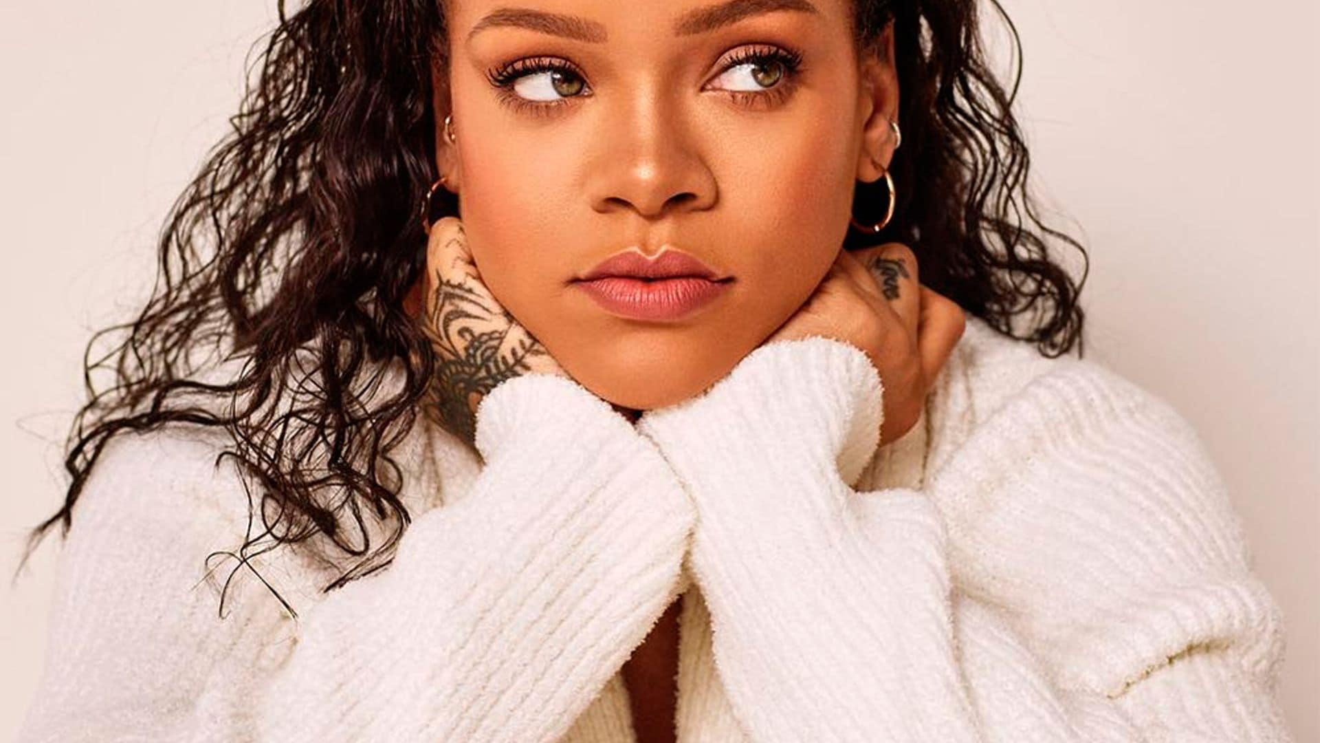 Rihanna, enamorada y con un enigmático look de cumpleaños