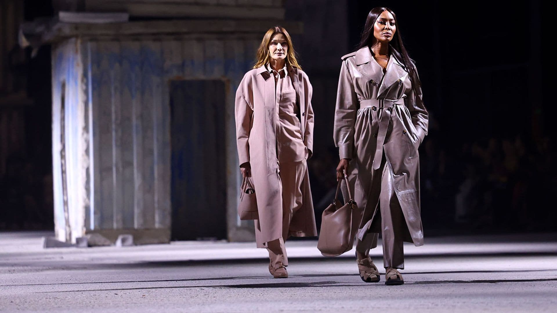 Carla Bruni y Naomi Campbell se reúnen de nuevo sobre la pasarela