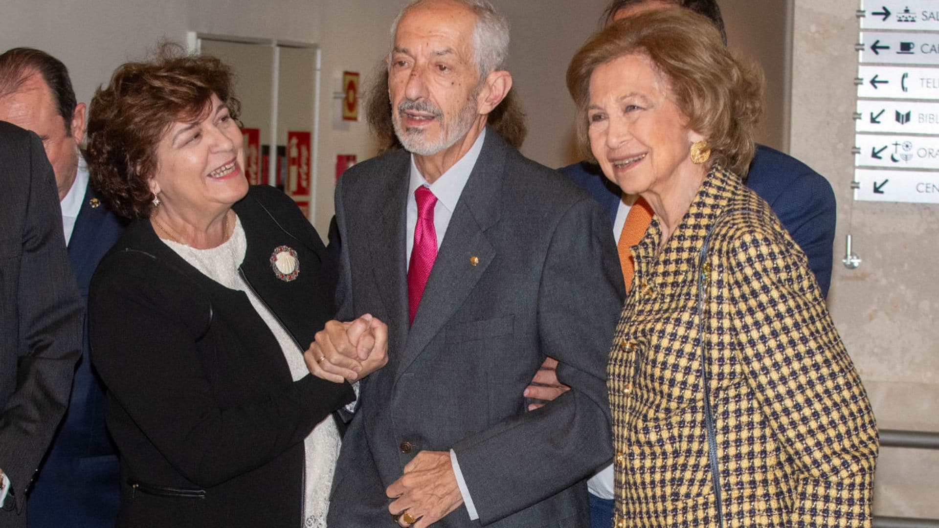 La reina Sofía, muy cariñosa con el antiguo jefe de seguridad de la Casa Real y su esposa en un proyecto en su honor
