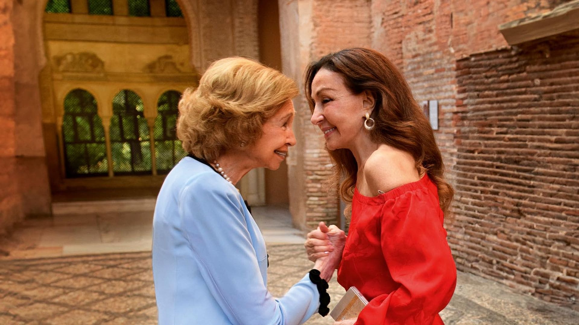 La reina Sofía, Alicia y Esther Koplowitz: las imágenes de su cariñoso reencuentro en Granada