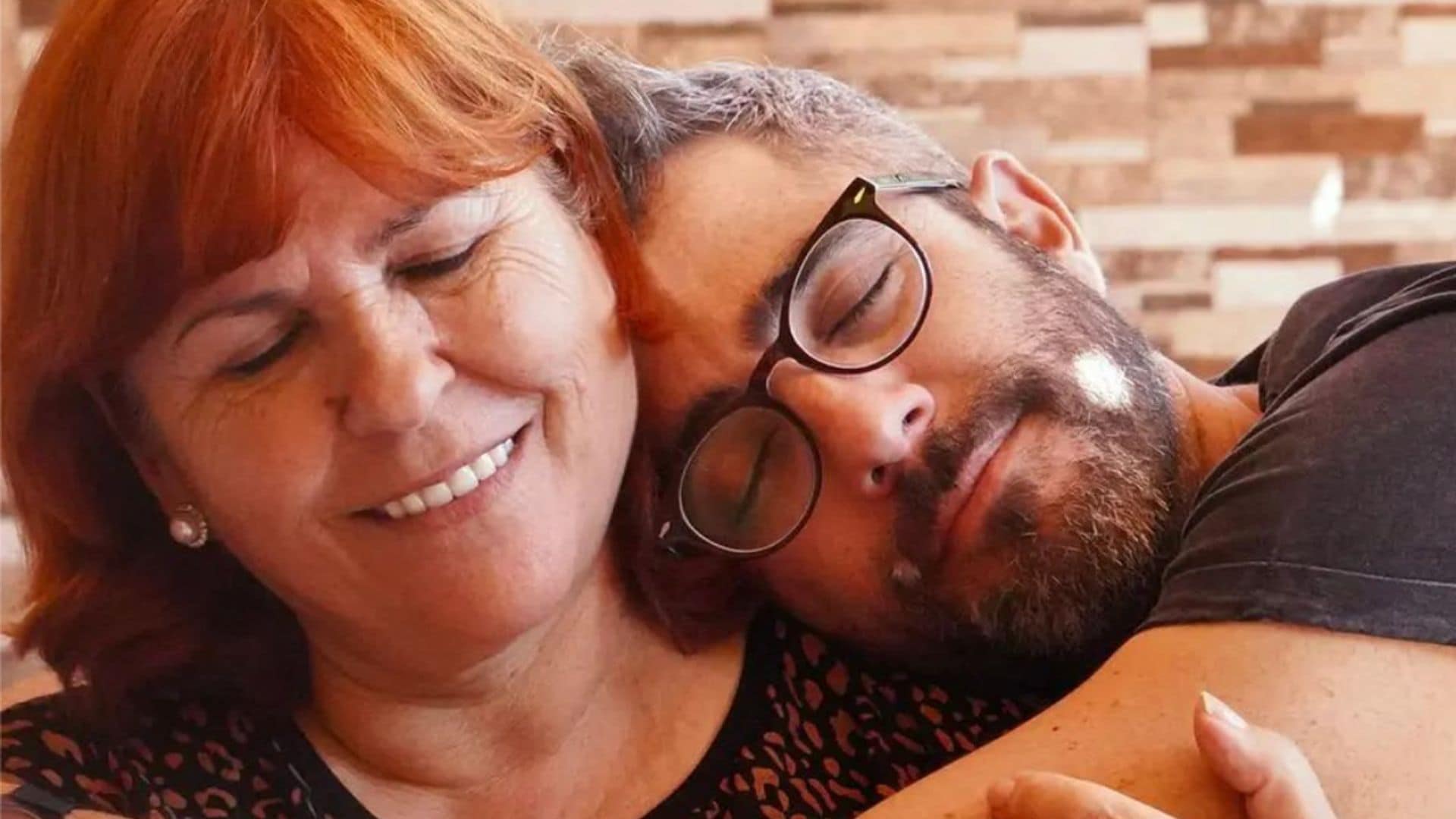 El divertidísimo video de Roberto Leal con su madre celebrando su 44 cumpleaños, ¡con una situación paranormal!